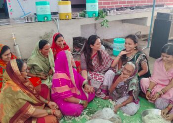 रोहिणी खडसे यांना आवरता आला नाही आजीबाईं च्या ओव्या ऐकण्याचा मोह