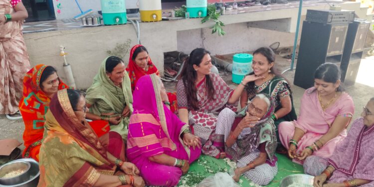 रोहिणी खडसे यांना आवरता आला नाही आजीबाईं च्या ओव्या ऐकण्याचा मोह