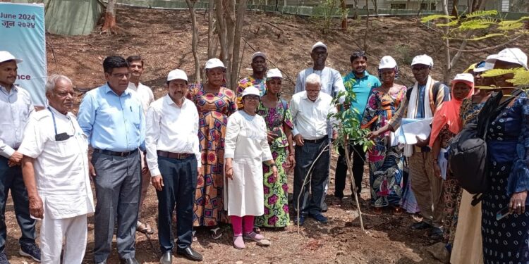 पर्यावरण दिनानिमित्त जैन इरिगेशनमध्ये पश्चिम आफ्रिकेतील पाहुण्यांच्याहस्ते वृक्षारोपण