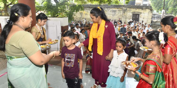 अनुभूती इंग्लिश स्कूलच्या पहिल्या इयत्तेतील शिशूंचे स्वागत