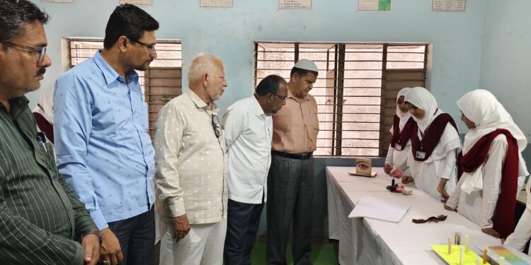 युनिक उर्दु हायस्कूल मध्ये विज्ञान साहित्य प्रदर्शन