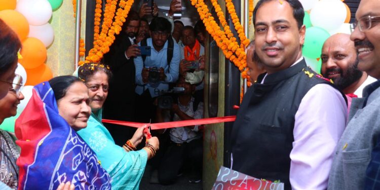 मुख्यमंत्री तीर्थ दर्शन यात्रेची स्पेशल रेल्वे जळगाव रेल्वे स्टेशन वरून अयोध्येकडे रवाना