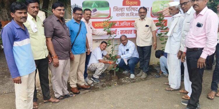 गांधी रिसर्च फाऊंडेशनतर्फे दापोरे जि. प. शाळेत वृक्षारोपण