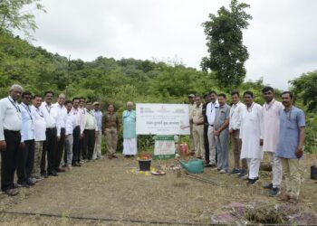 राष्ट्रीय महामार्गाच्या दूतर्फा गांधी रिसर्च फाऊंडेशनतर्फे वृक्षारोपण