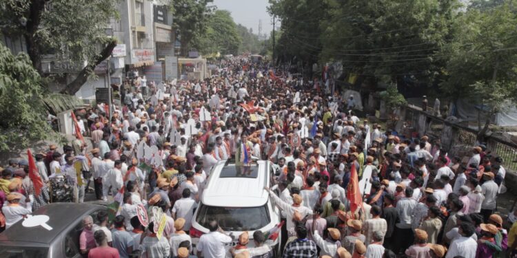 जयश्रीताईंचा उमेदवारी अर्ज दाखल करण्यासाठी लोटला जनसागर