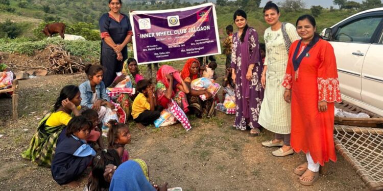 इनरव्हील क्लब जलगांव यांची आदिवासी बांधवांसोबत दिवाली साजरी