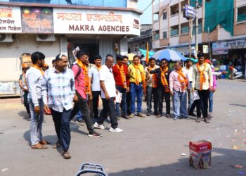 जुने जळगाव परिसरामध्ये डॉ. अनुज पाटील यांचे जल्लोषात स्वागत