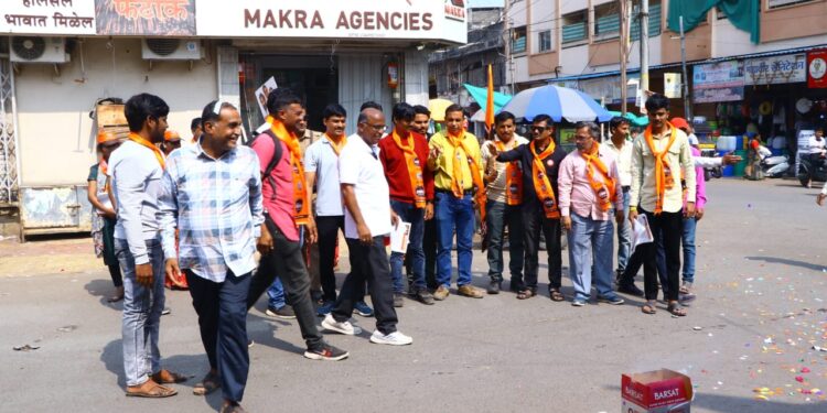 जुने जळगाव परिसरामध्ये डॉ. अनुज पाटील यांचे जल्लोषात स्वागत