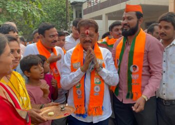 ईश्वर कॉलनीत दिवाळी, आ. राजूमामा भोळेंचे फटाक्यांच्या आतिषबाजीत स्वागत