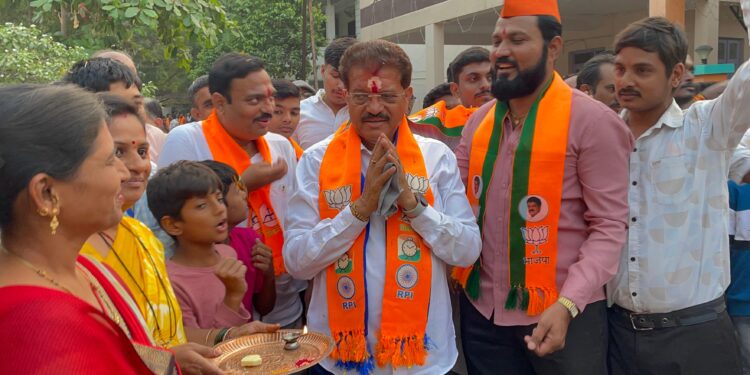 ईश्वर कॉलनीत दिवाळी, आ. राजूमामा भोळेंचे फटाक्यांच्या आतिषबाजीत स्वागत