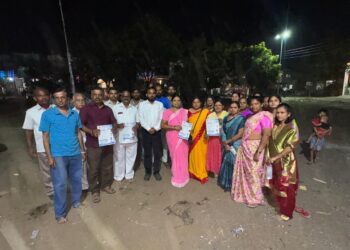 नवनाथ नगरातील नागरिकांनी ललित घोगले यांचे पॅम्प्लेट दाखवून केला प्रचार