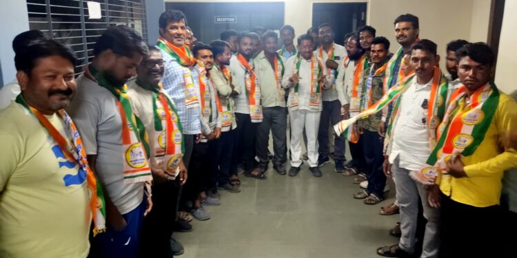 रामदेववाडीचे सरपंच, उपसरपंच, सदस्यांचा शरदचंद्र पवार राष्ट्रवादीत प्रवेश