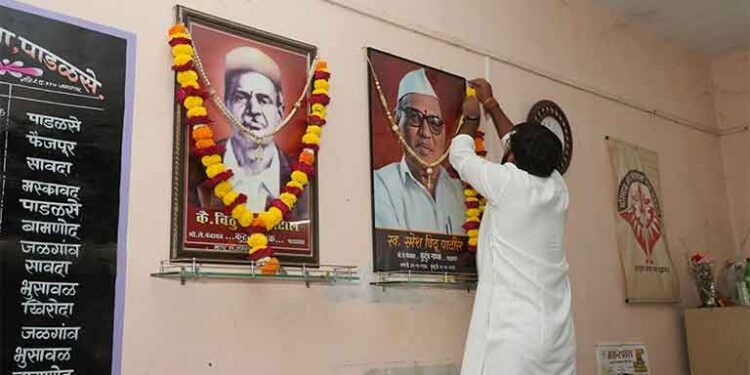 धनंजय चौधरी यांनी घेतले कुटुंबनायकांचे अशाीर्वाद