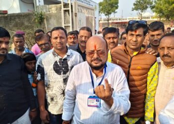 मंत्री गुलाबराव पाटील यांनी बजावला मतदानाचा हक्क