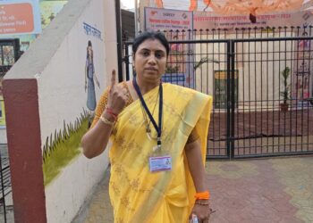 जळगाव शहर महाविकास आघाडीच्या उमेदवार जयश्री सुनिल महाजन यांनी बजावला मतदानाचा हक्क