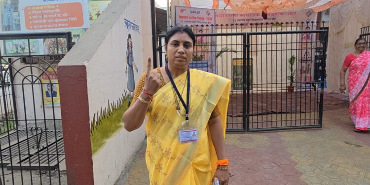 जळगाव शहर महाविकास आघाडीच्या उमेदवार जयश्री सुनिल महाजन यांनी बजावला मतदानाचा हक्क