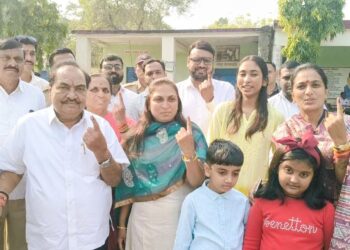 ॲड रोहिणी एकनाथराव खडसे यांनी मतदान केंद्रावर सहपरिवार मतदानाचा हक्क बजावला