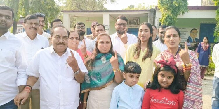 ॲड रोहिणी एकनाथराव खडसे यांनी मतदान केंद्रावर सहपरिवार मतदानाचा हक्क बजावला