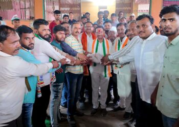 धरणगाव तालुक्याचे औदार्य; गुलाबराव देवकरांना चमगाव-अहिरे गावातून ७७ हजाराची मदत…!