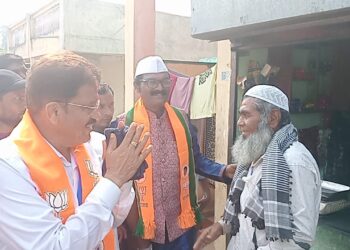 फुलांच्या वर्षावात मेहरुण परिसरात आ. राजूमामा भोळे यांचे नागरिकांकडून स्वागत