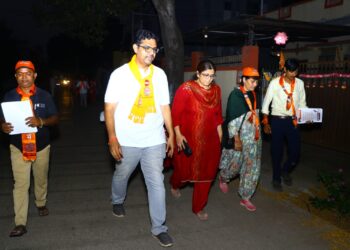 मनसे अधिकृत उमेदवार डॉ. अनुज पाटील यांच्या पत्नी डॉक्टर लीना पाटील यांचा प्रचारात सक्रिय सहभाग..