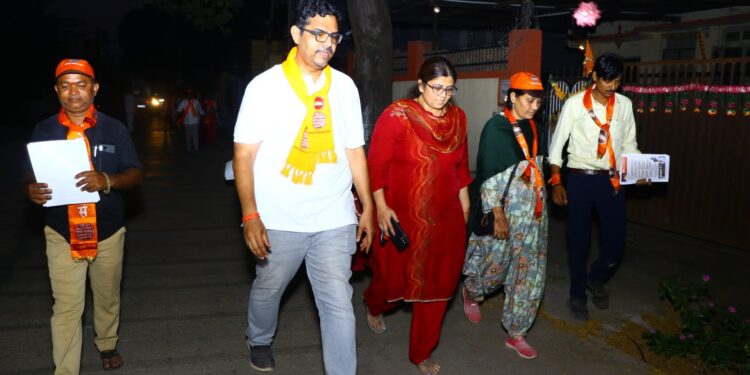 मनसे अधिकृत उमेदवार डॉ. अनुज पाटील यांच्या पत्नी डॉक्टर लीना पाटील यांचा प्रचारात सक्रिय सहभाग..