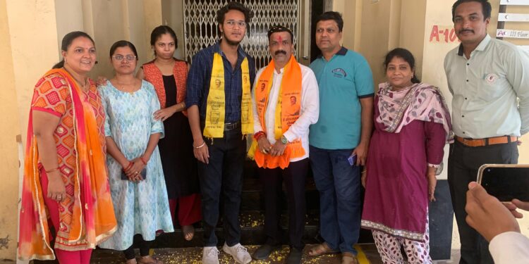 डॉ.अश्विन सोनवणे यांना नागरिकांनी मारली प्रेमाची मिठी !