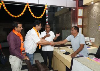 व्यापारी वर्गाने डॉ. अनुज पाटील यांना लाडू व पेढा भरवत केले स्वागत ..