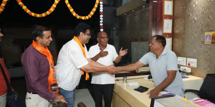 व्यापारी वर्गाने डॉ. अनुज पाटील यांना लाडू व पेढा भरवत केले स्वागत ..