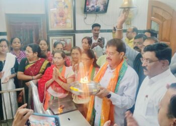 मुख्यमंत्रीपदी देवेंद्र फडणवीस विराजमान व्हावे