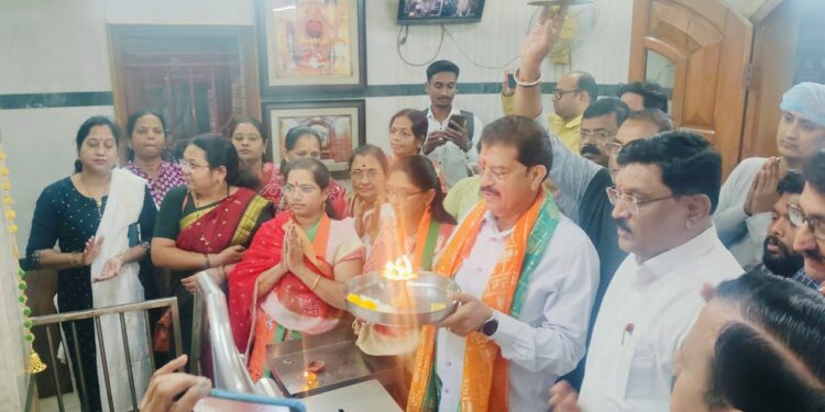 मुख्यमंत्रीपदी देवेंद्र फडणवीस विराजमान व्हावे