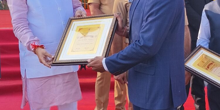 जिल्हा क्रीडा “गुणवंत खेळाडू पुरस्कार” ने सन्मानित