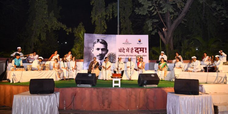 संगीतमय कार्यक्रमातून महात्मा गांधीजींच्या जीवनावर प्रकाश!