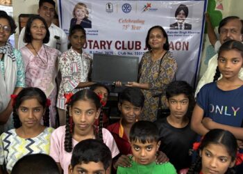 चांदोरकर प्रतिष्ठान कडून आनंदघर ला कॉम्प्युटर भेट