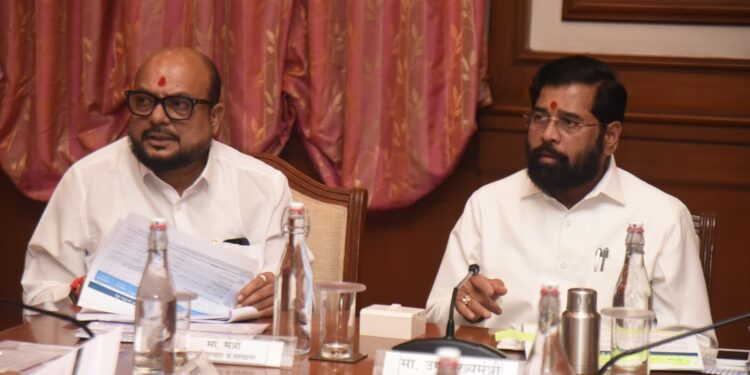 उपमुख्यमंत्री एकनाथ शिंदेंनी घेतला पाणी पुरवठा व स्वच्छता विभागाचा आढावा