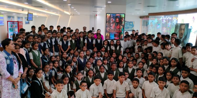 अनुभूती इंग्लिश मिडीअम स्कूलच्या २६७ विद्यार्थ्यांनी अनुभवला ‘छावा’ चित्रपट