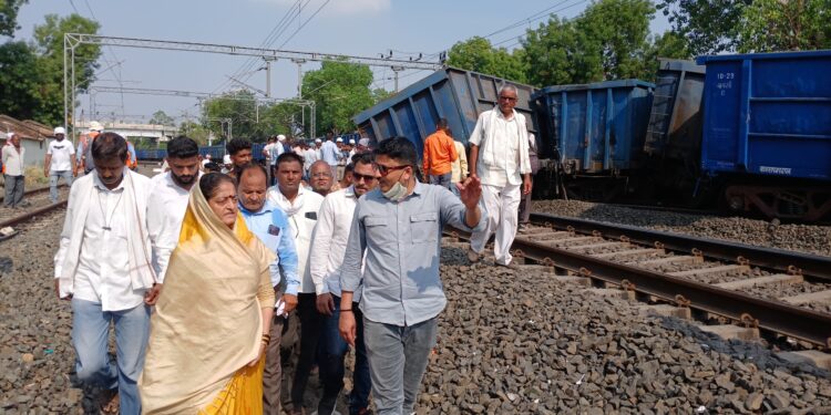 अमळनेर रेल्वे स्थानकावर मालगाडीचे डब्बे घसरले, खासदार स्मिताताई वाघ यांनी केली घटना स्थळी पाहणी