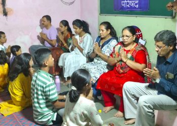 गुरुपौर्णिमेला बालरंगभूमी परिषद जळगावतर्फे आईवडीलांचा पाद्यपूजन सोहळा संपन्न