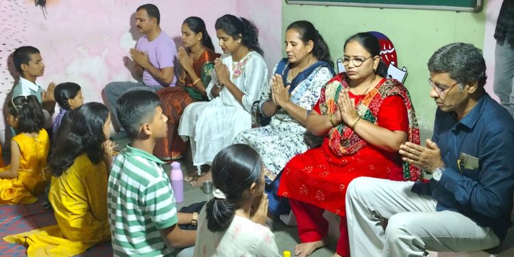 गुरुपौर्णिमेला बालरंगभूमी परिषद जळगावतर्फे आईवडीलांचा पाद्यपूजन सोहळा संपन्न