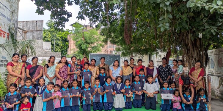 संत ज्ञानेश्वर विद्यालय मध्ये पालकांसाठी तिरंगा राखी बनवण्याची स्पर्धा