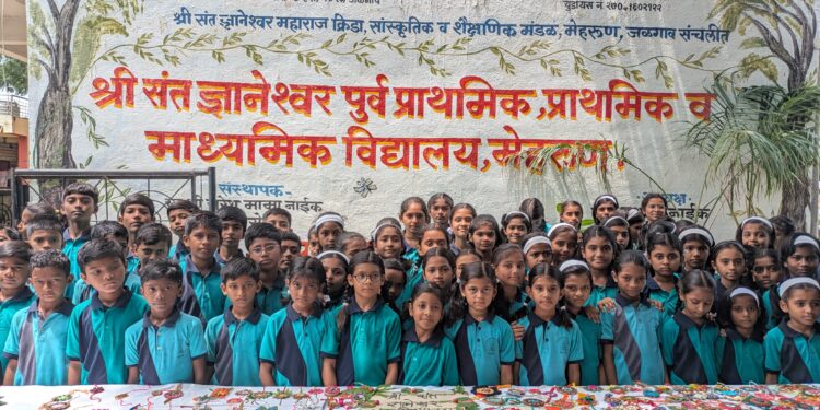 इको क्लब तर्फे संत ज्ञानेश्वर विद्यालयात विद्यार्थ्यांनी बियांपासुन तयार केल्या पर्यावरणपुरक राख्या