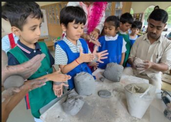 अनुभूती बाल निकेतन व अनुभूती विद्यानिकेतनमध्ये शाडूमाती गणेश मूर्ती निर्मितीचा उपक्रम उत्साहात