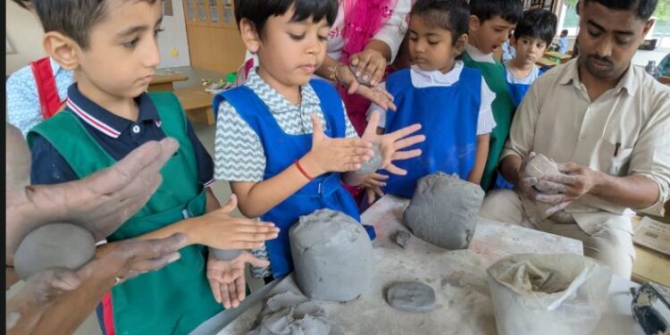 अनुभूती बाल निकेतन व अनुभूती विद्यानिकेतनमध्ये शाडूमाती गणेश मूर्ती निर्मितीचा उपक्रम उत्साहात