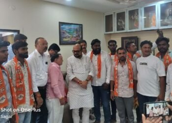 शामखेड्यात असंख्य युवकांचा शिवसेनेत प्रवेश; भगवा आणखी बुलंद